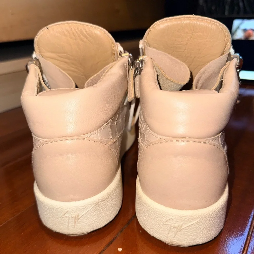 Giuseppe Zanotti gently used